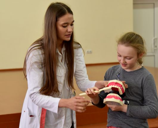 Viitorii stomatologi au instruit un grup de elevi cum să-şi păstreze dantura sănătoasă